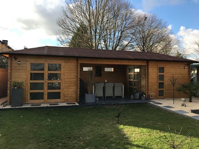 blokhut met piramide dak